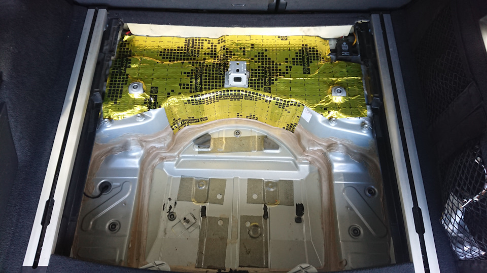 #32 Килимок під запаску. Ручка АКПП. Шильдик VW Exclusive. 4