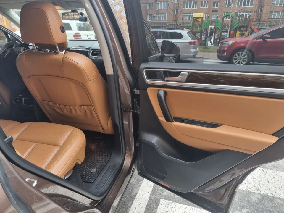 Обшив дверних карток у шкіру Touareg NF