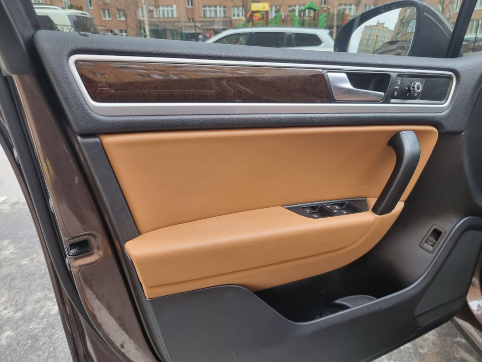 Обшив дверних карток у шкіру Touareg NF 3