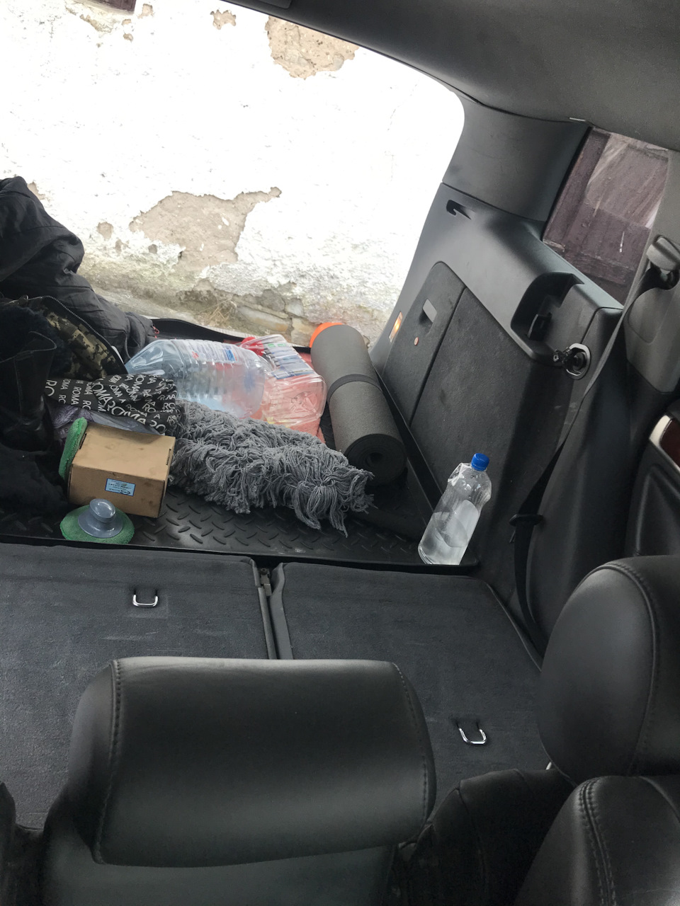 Чистка ковраліну під заднім диваном 4