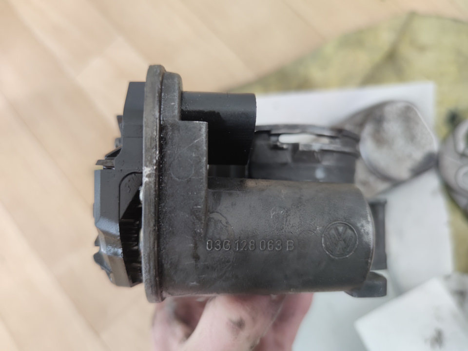 Дросільна заслінка TDI 2.0 03G 128 063 B. Олія в механізмі заслінки 2