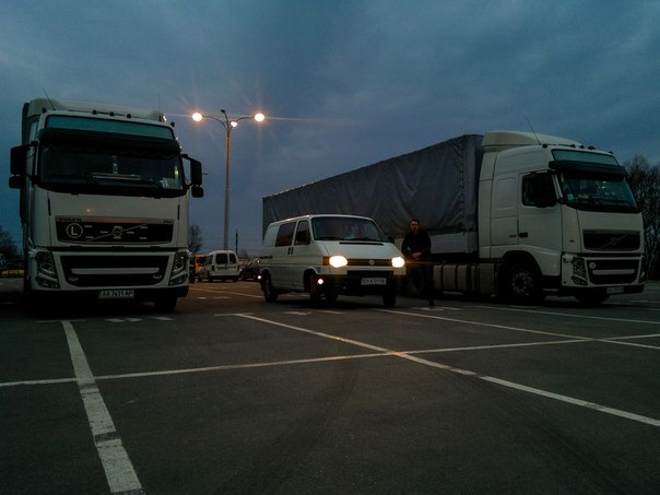 Позує 4
