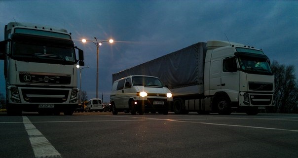 Позує 2