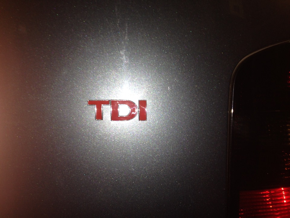 Грати без значка та емблема TDI red/// 1