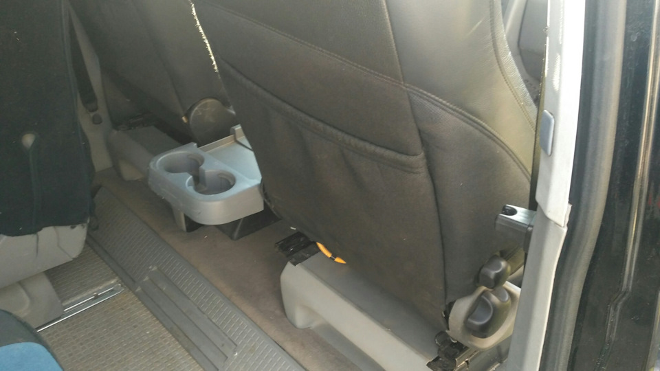 Столик з Kia Carnival у VW Multivan 2