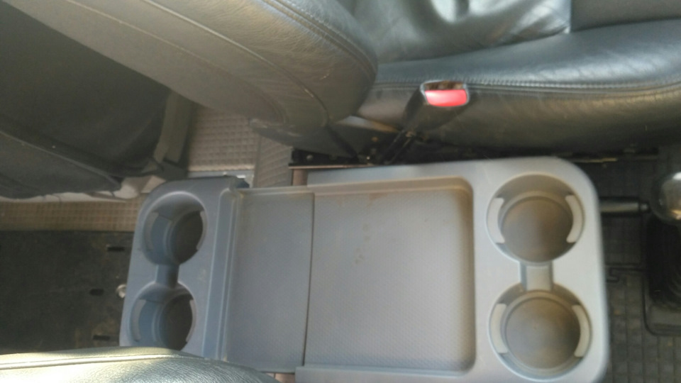 Столик з Kia Carnival у VW Multivan 5