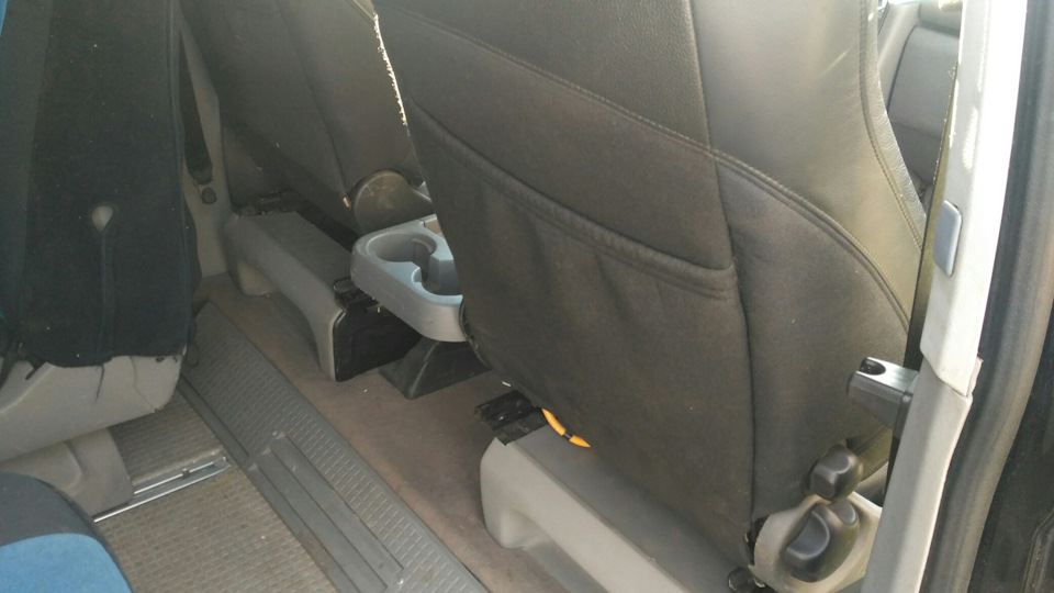 Столик з Kia Carnival у VW Multivan 3