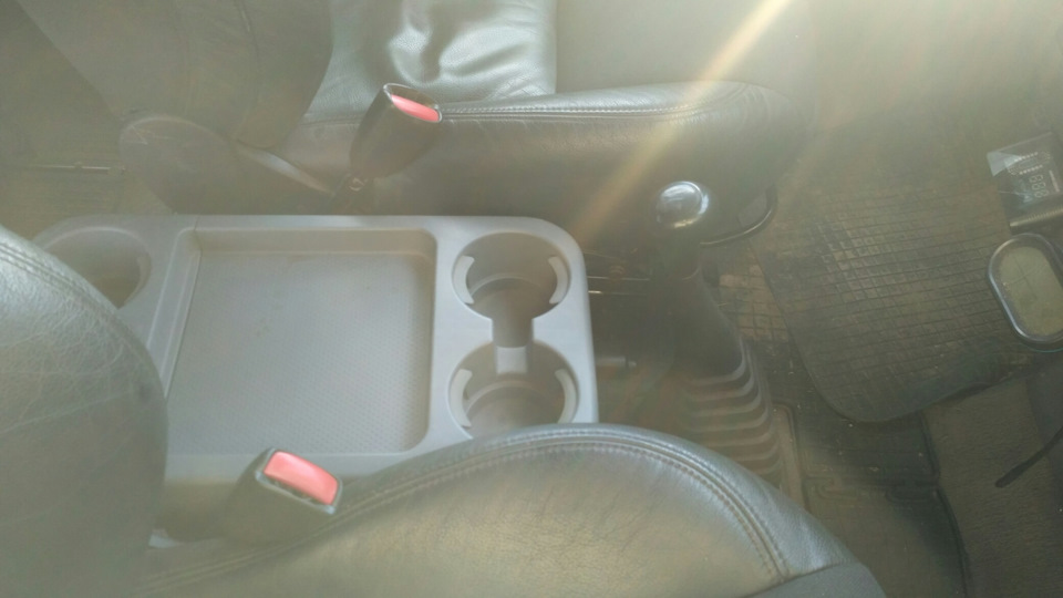 Столик з Kia Carnival у VW Multivan 1