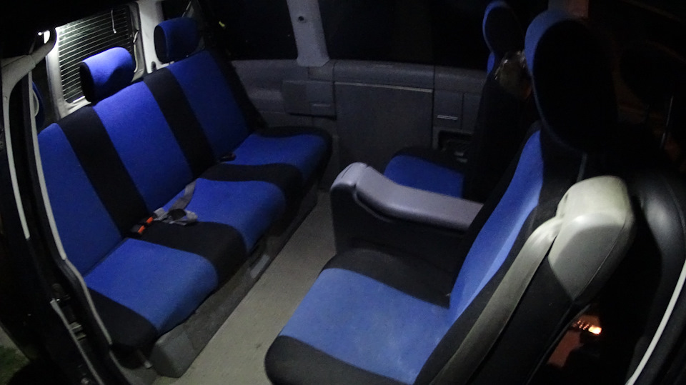 Столик з Mercedes Vito у VW Multivan 5