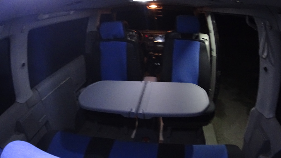 Столик з Mercedes Vito у VW Multivan 1