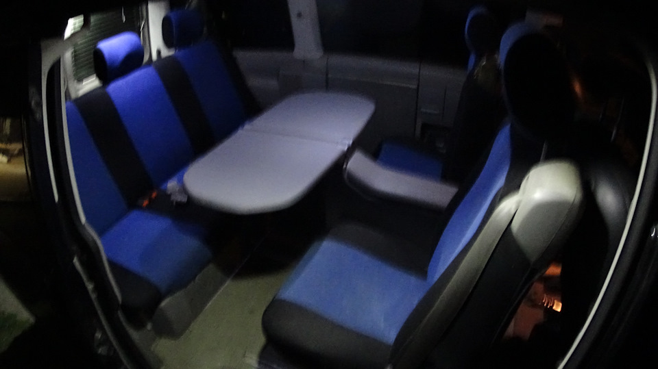 Столик з Mercedes Vito у VW Multivan 2