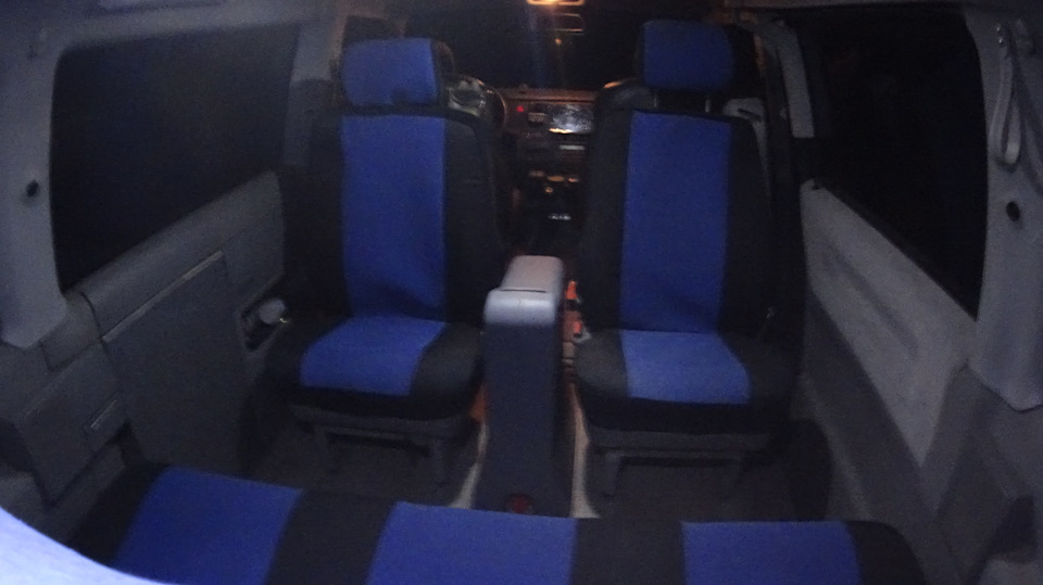 Столик з Mercedes Vito у VW Multivan 4