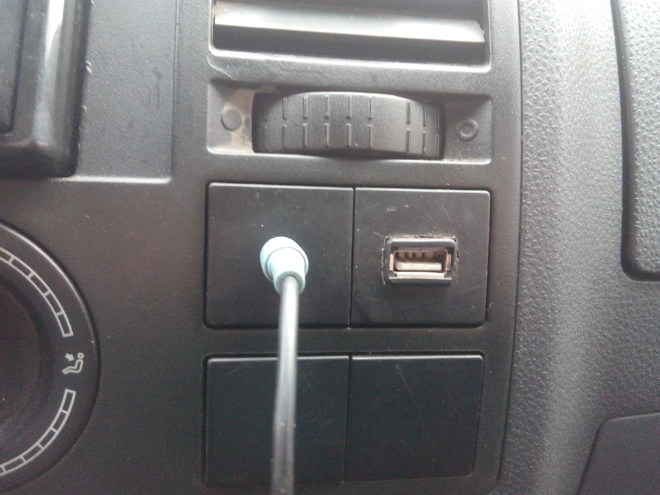 вихід AUX та USB на панелі 3
