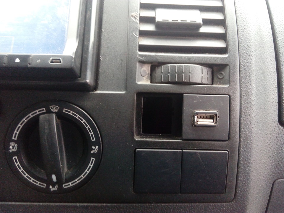 вихід AUX та USB на панелі 2