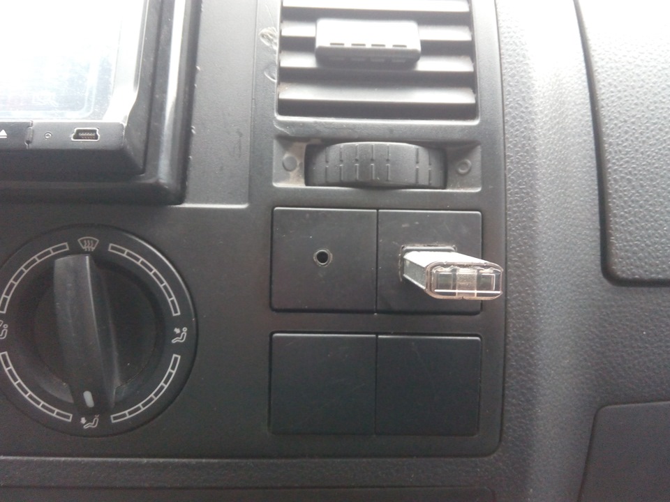 вихід AUX та USB на панелі 4