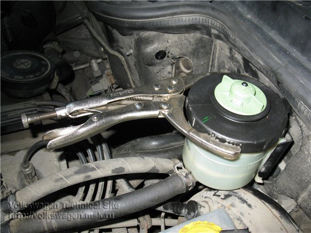 Як відкрутити кришку гід.ру vw t4? 1