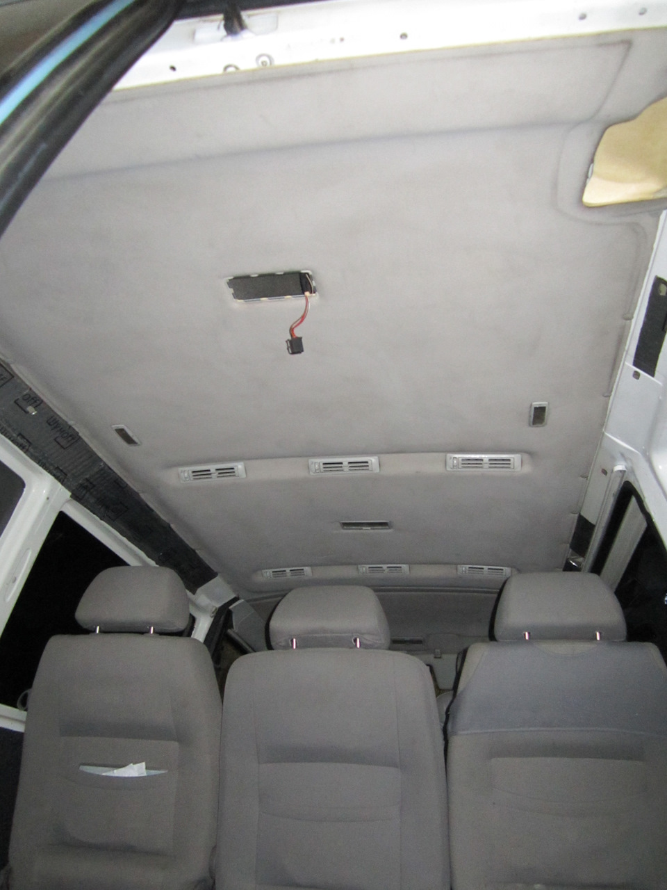 Встановив обшивку стелі VW T4 Caravelle 3