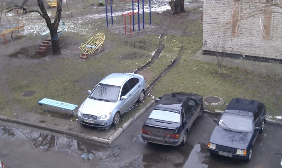 По першому березневому сніжку прокотився до центру Холодного Яру…