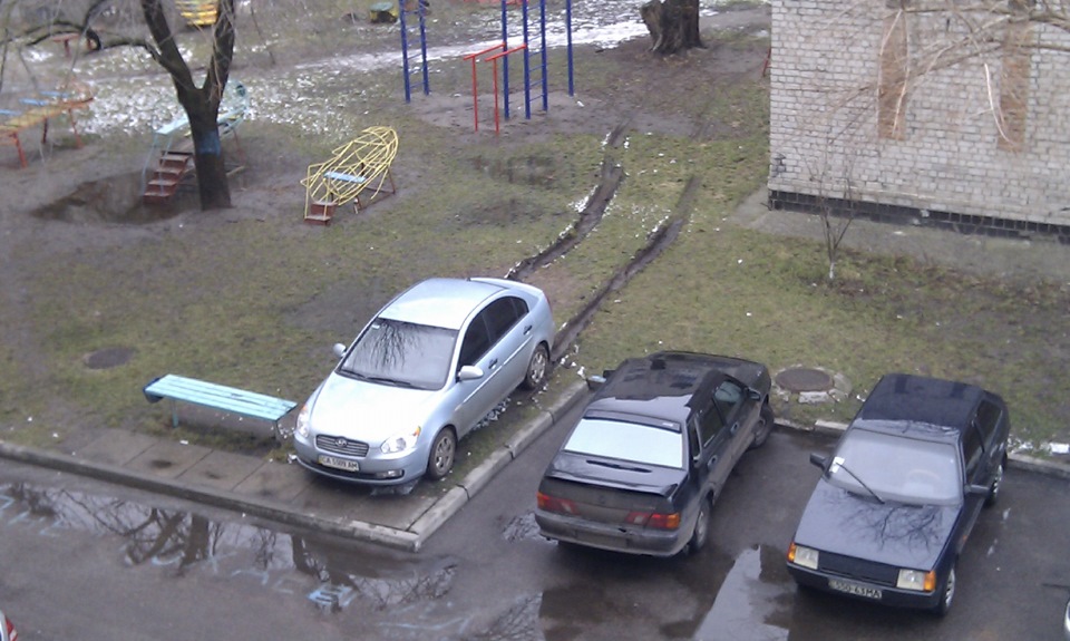 По першому березневому сніжку прокотився до центру Холодного Яру… 1