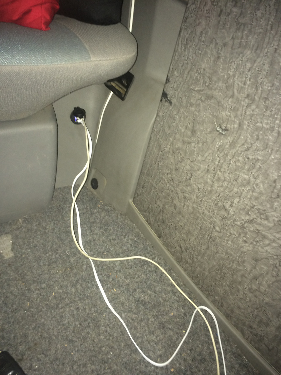 USB розетки в диван (Салон мультиван) 3