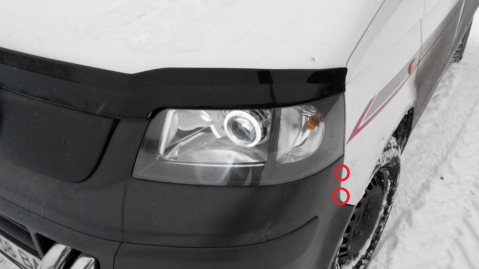 Зняття переднього бампера на Volkswagen Т5 3