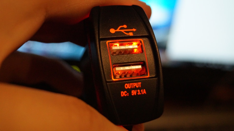 Зарядний пристрій для телефону в Т4. 2хUSB порту. 5