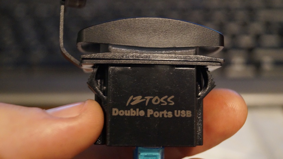 Зарядний пристрій для телефону в Т4. 2хUSB порту. 3