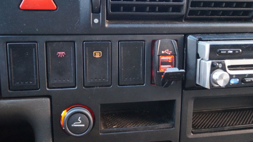 Зарядний пристрій для телефону в Т4. 2хUSB порту. 2