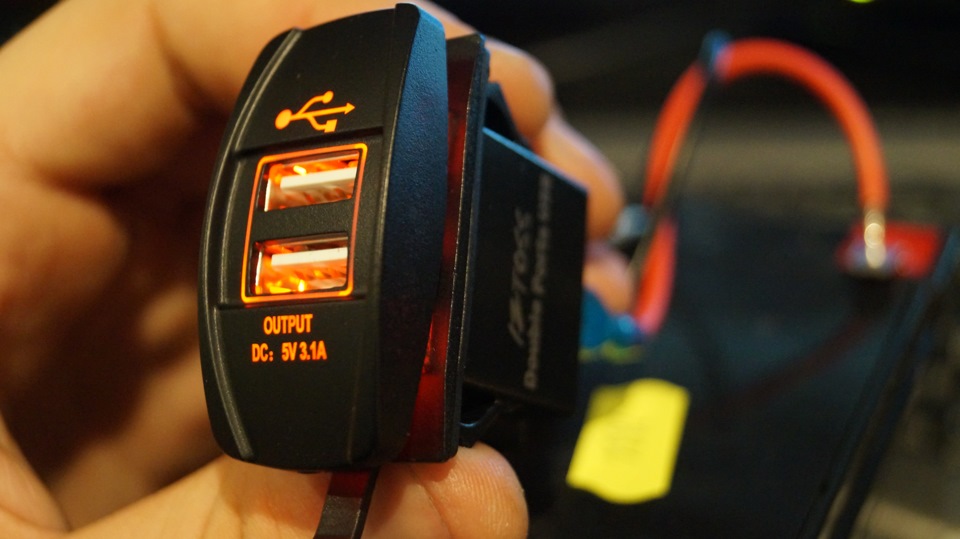 Зарядний пристрій для телефону в Т4. 2хUSB порту. 1