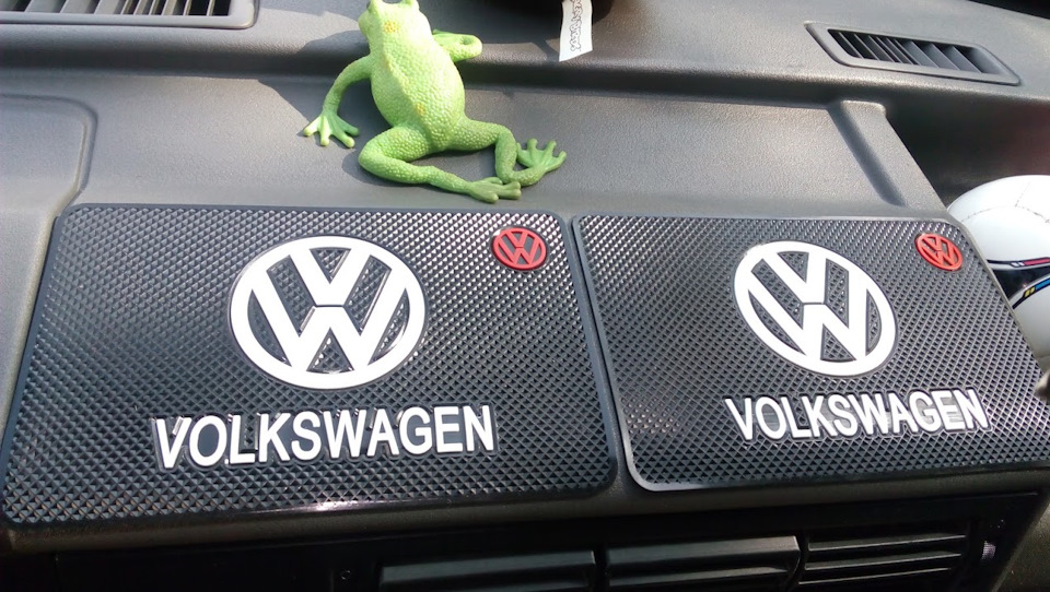 Антиковзний силіконовий килимок на торпедо з логотипом Volkswagen 2
