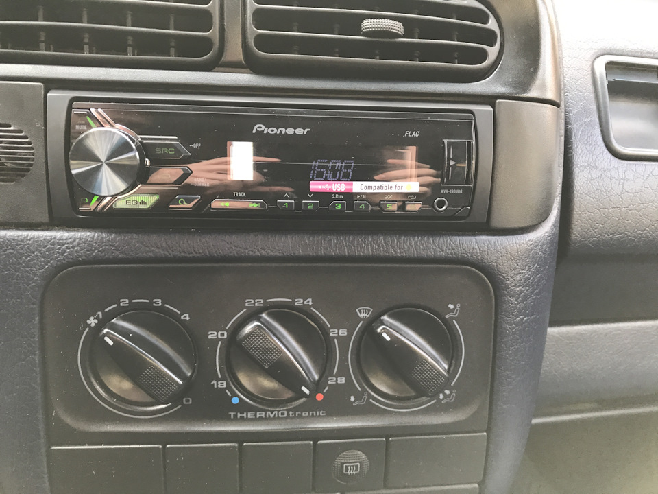 Pioneer MVH - 190UBG 2