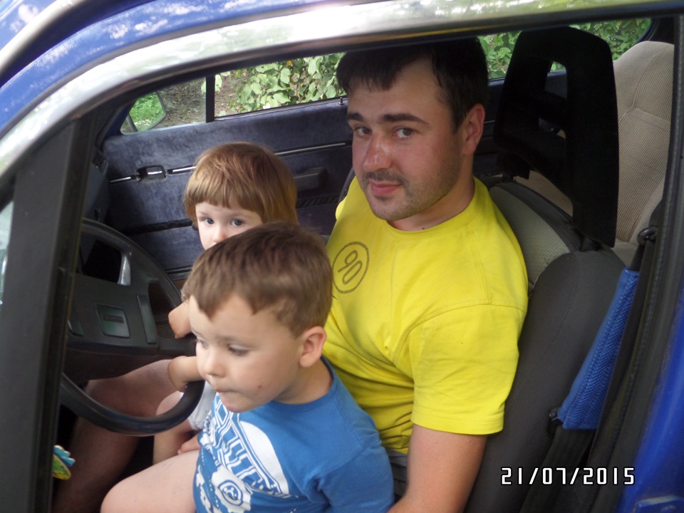 Малюк професійно ремонтує батькові автомобіль 1