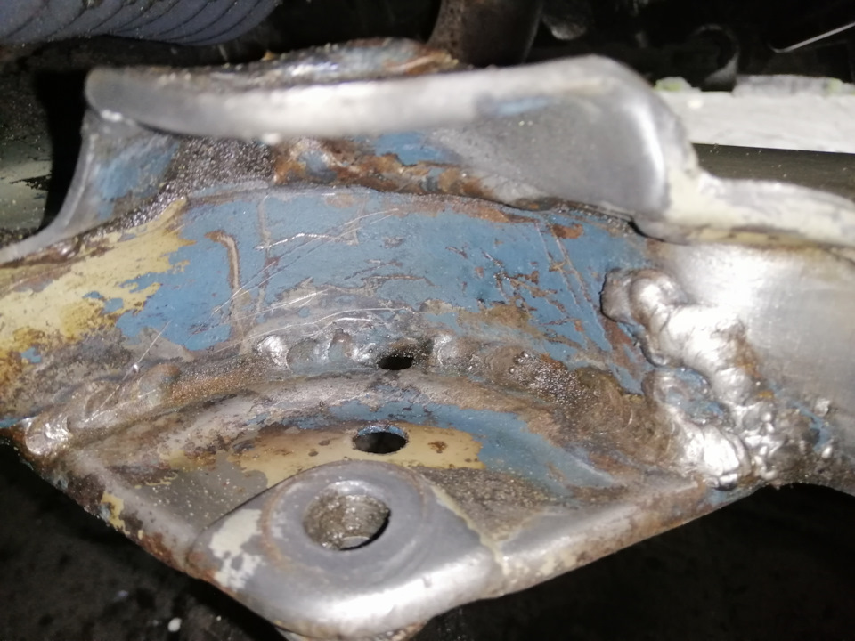 Ремонт передньої підвіски VOLVO 440 Підрамник + нижні важелі. 5