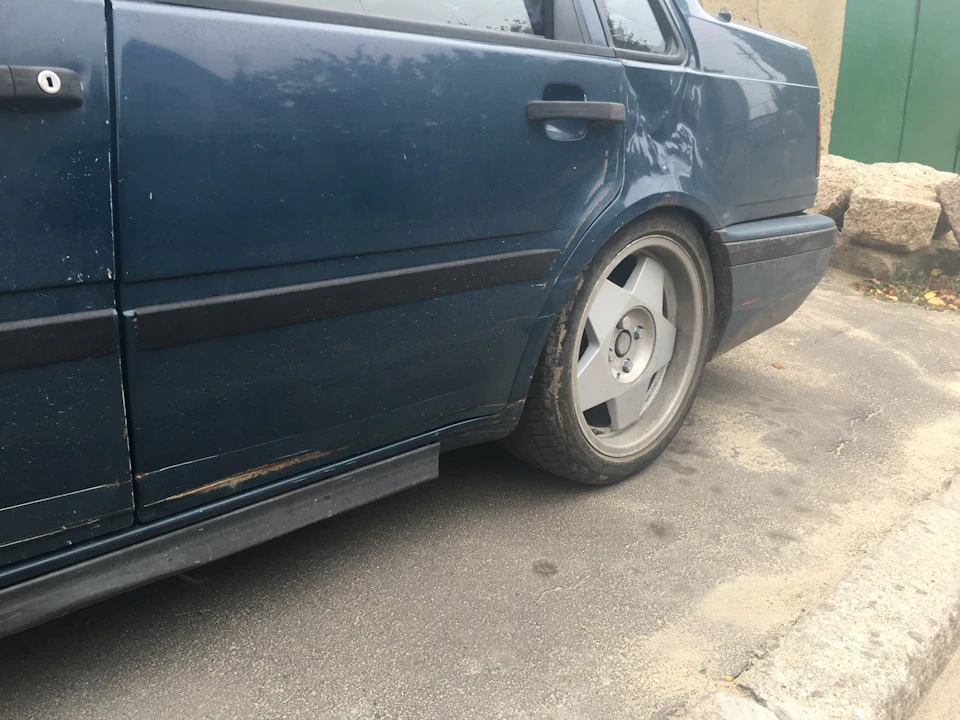 Стенс або велика маса сидить у машині