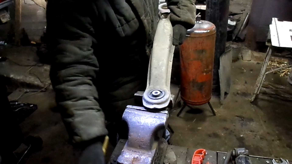 Заміна сайлентблока в задній підвісці 1