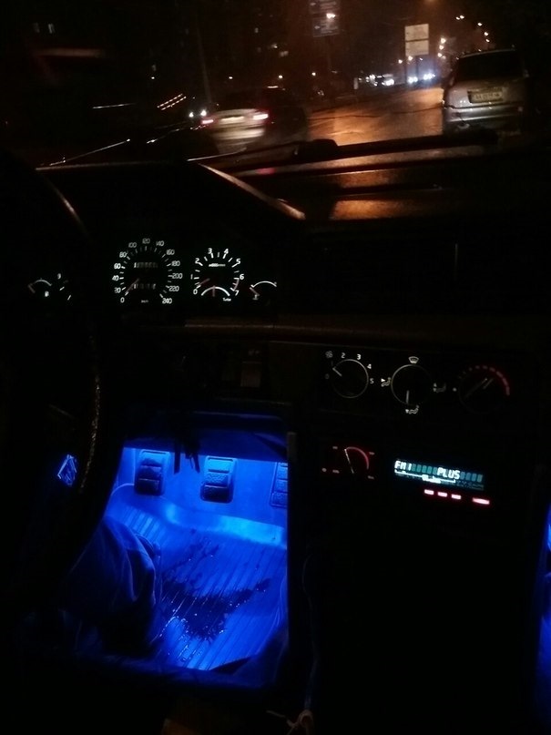 Підсвічування салону в ногах 3