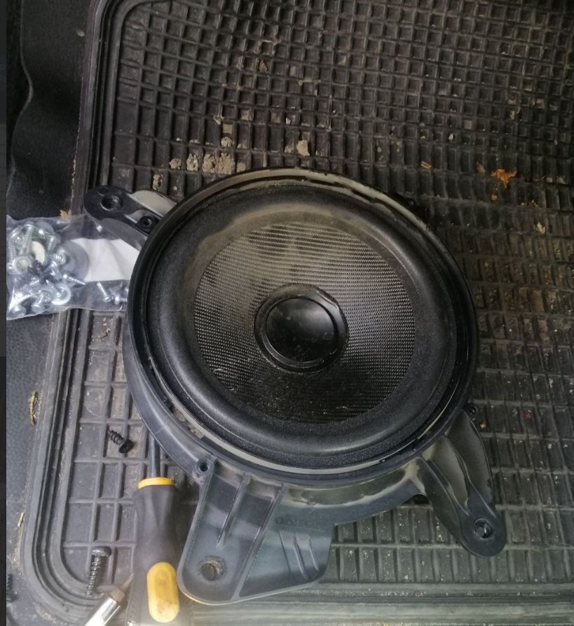 Volvo S60 і заміна динаміка водія High Performance 1
