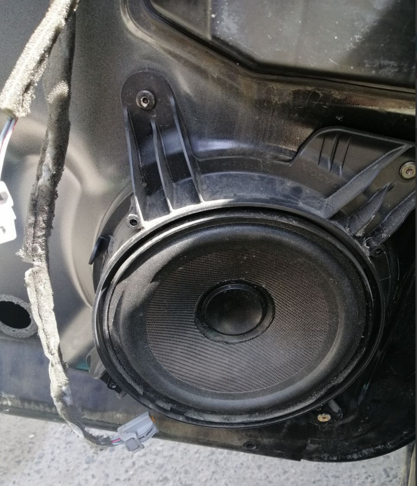 Volvo S60 і заміна динаміка водія High Performance 3
