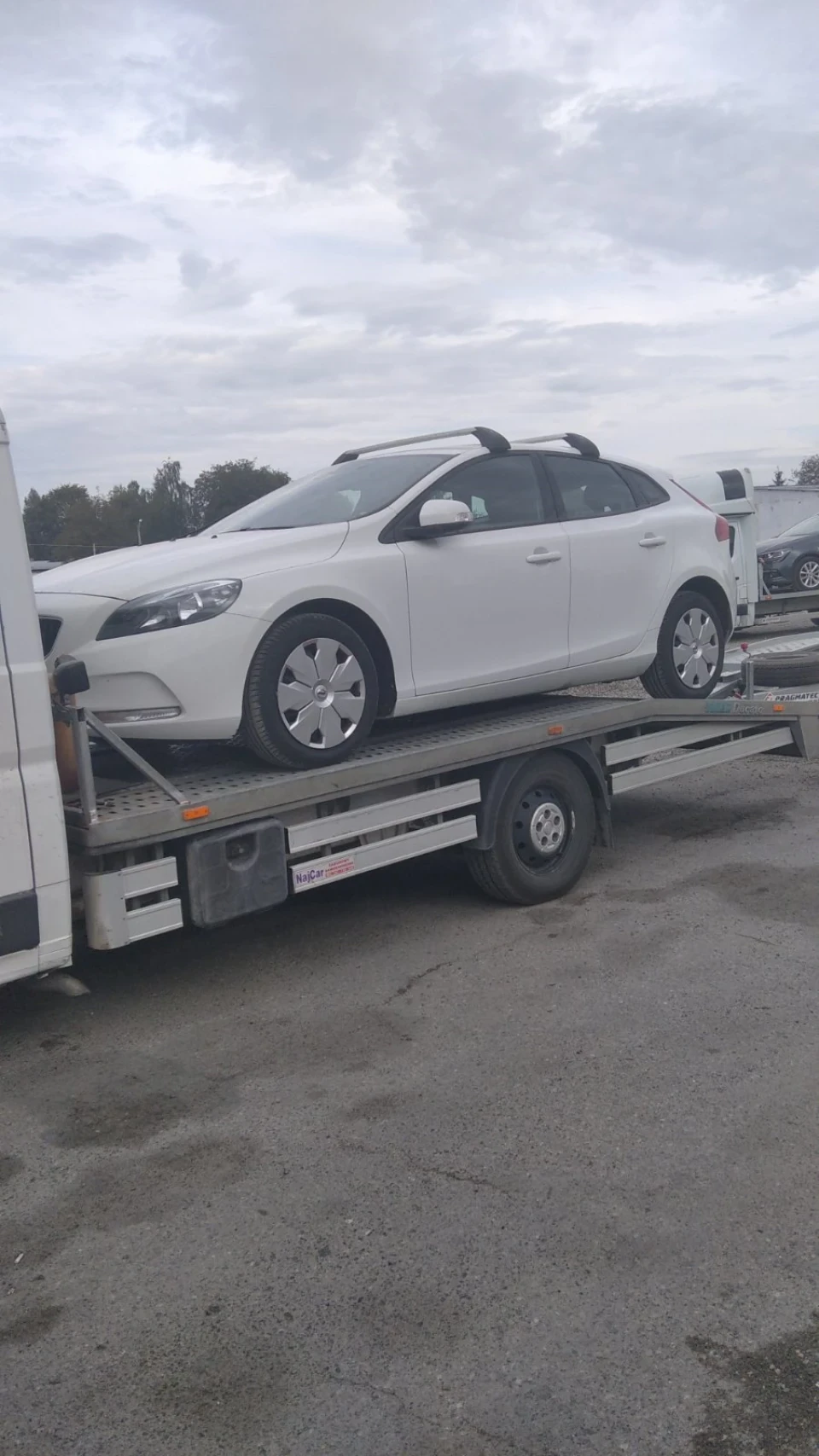Зустріч авто на автовозі