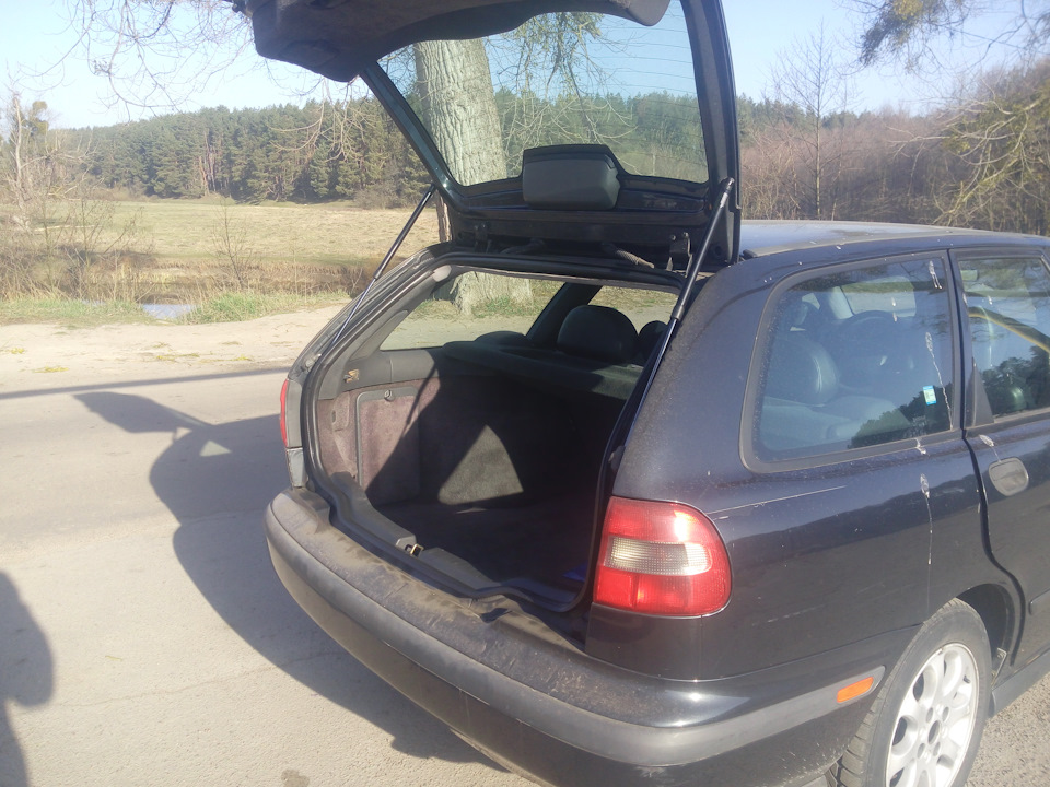 Заміна газових упорів багажника Volvo V40 5