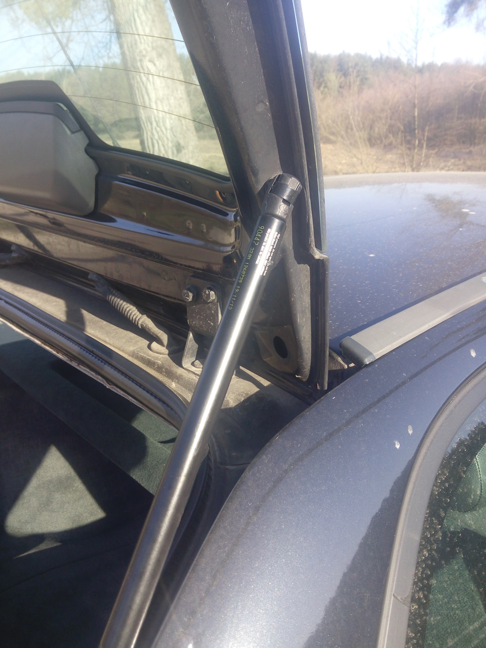 Заміна газових упорів багажника Volvo V40 3