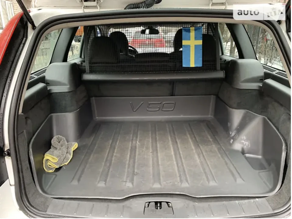 Килимок в багажник volvo v50. HELP