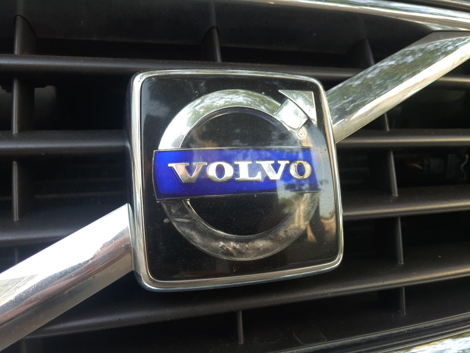 Заміна емблеми Volvo на радіаторні ґрати 2