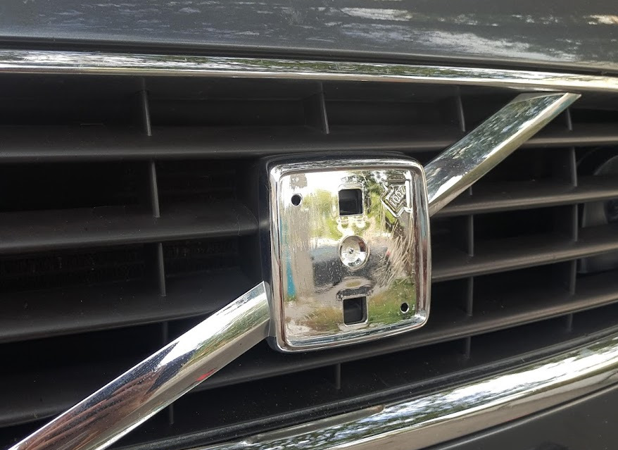 Заміна емблеми Volvo на радіаторні ґрати 5