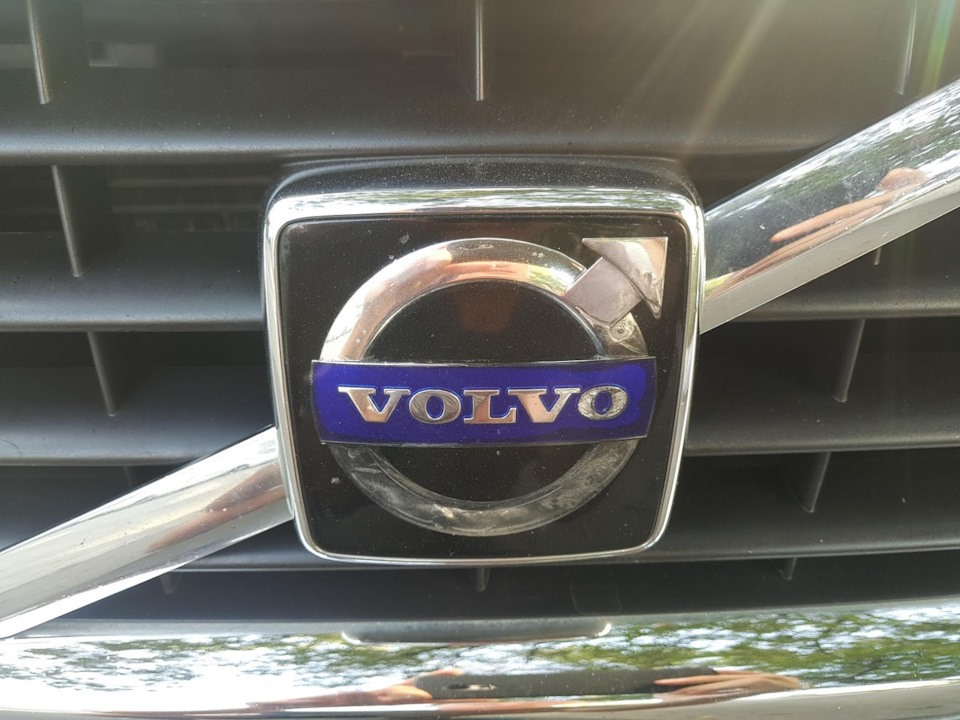 Заміна емблеми Volvo на радіаторні ґрати 3
