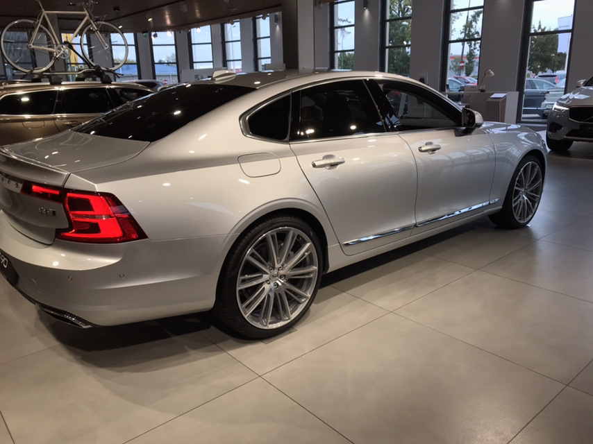 Красиві авто в салоні Volvo (Warszawa) 2