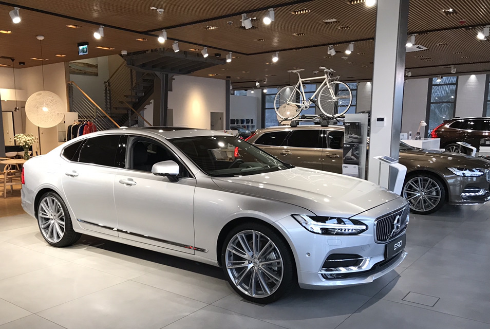 Красиві авто в салоні Volvo (Warszawa) 1