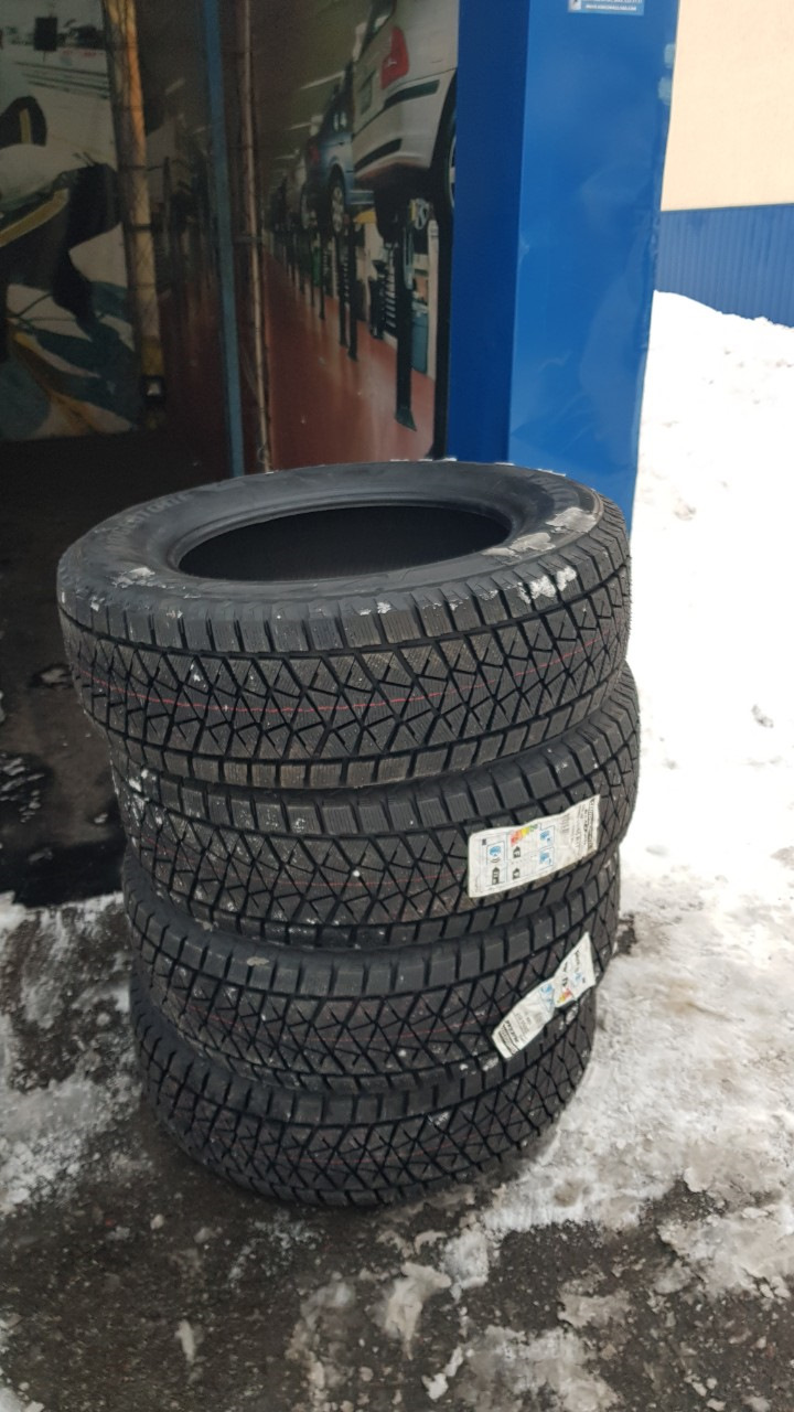 Bridgestone Blizzak dm-v2 235 65 R17 5