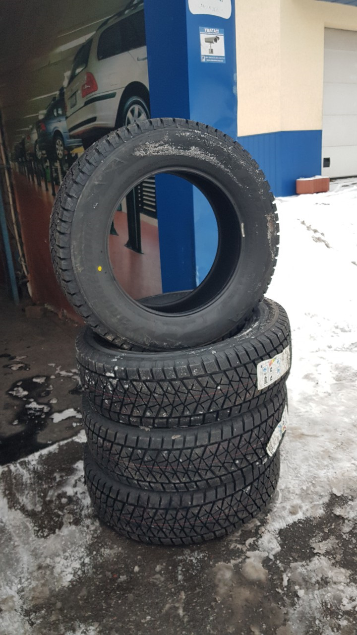 Bridgestone Blizzak dm-v2 235 65 R17 3