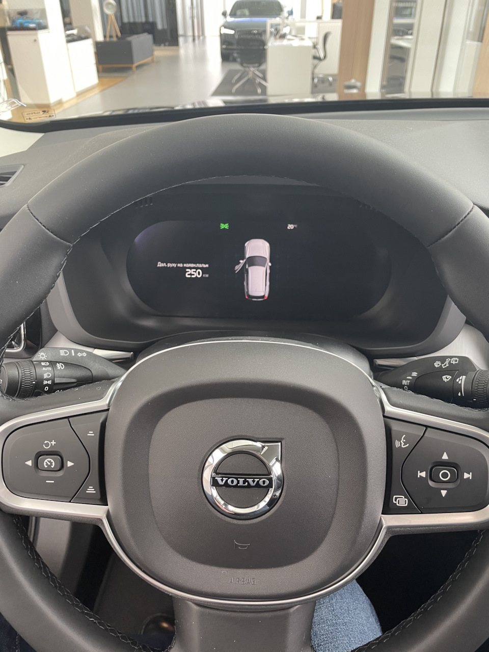 Побіжно глянув XC60 MY2022 3